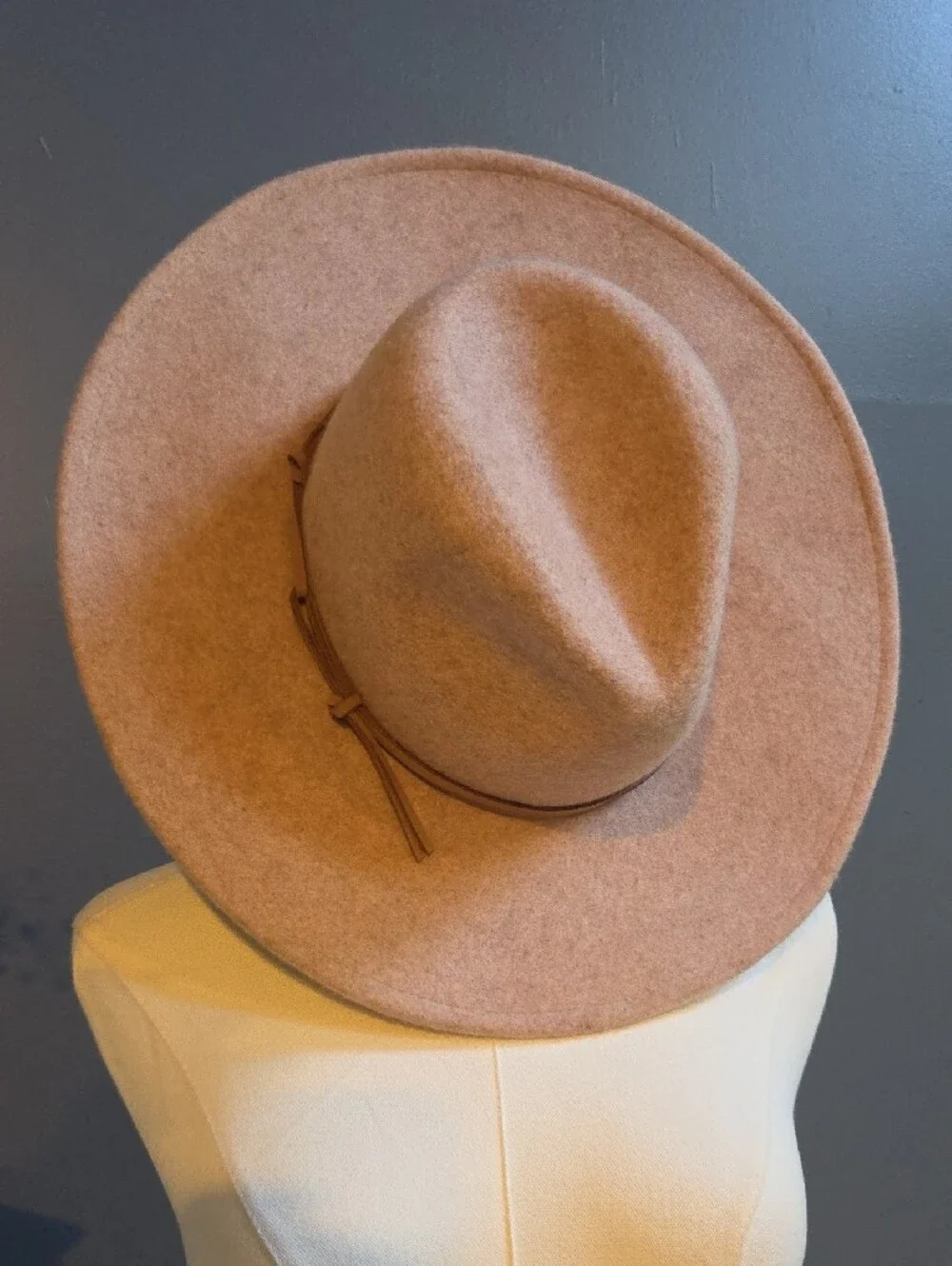 Universal Thread Camel Wide-Brim 100% Wool/lana Western Hat   with  Leather Band